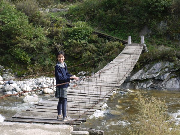 通往凉风垭的路口
翻过秦岭不久就有一条路通往凉风垭，开车进去看了看，风景还不错，出来的时候经过这个吊桥。吊桥的木板看起来很不结实，开始只有语馨勇敢地上去了。
