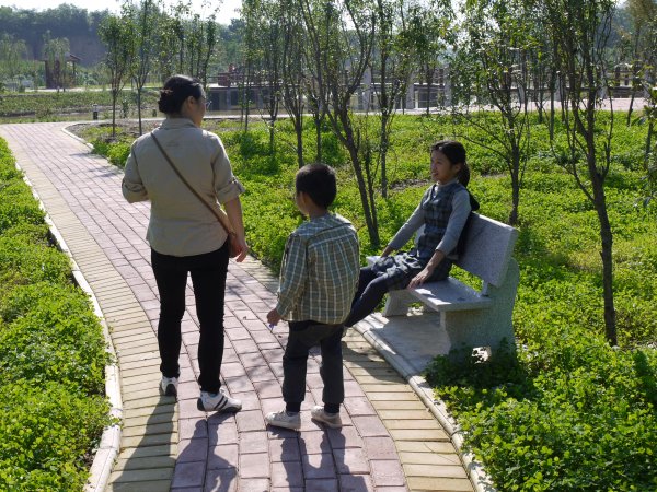 小灵山湿地公园
昨天语馨在家写了一天作业，今天出来到小灵山湿地公园欣赏秋色。[url=http://yuxin.daoqi.club/displayimage.php?pid=2249]今年年初来的时候这里还是工地[/url]，现在已经完工了。
