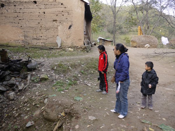 不知名的村子
走完了水泥路、走完了土路，路的尽头就是这个小小的村子。[url=[host]/displayimage.php?album=31&pid=2062]上次只有语馨和爸爸走到这里了[/url]，今天计划从这里爬山。
