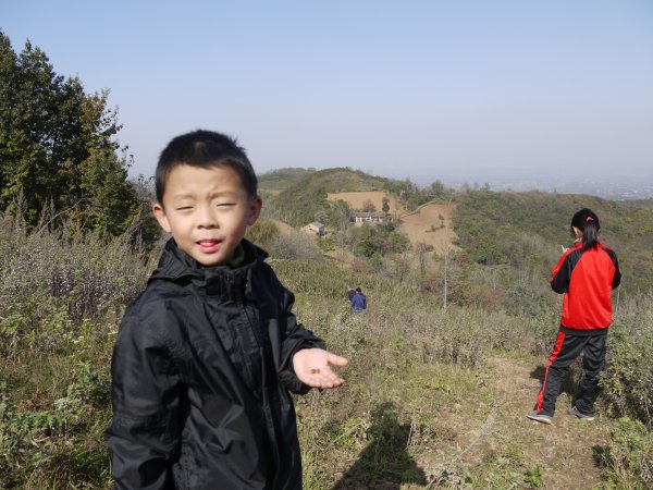 下山
在山上吃完饭，懒洋洋地休息了很长时间。下山的时候映辰找到了几颗酸枣。
