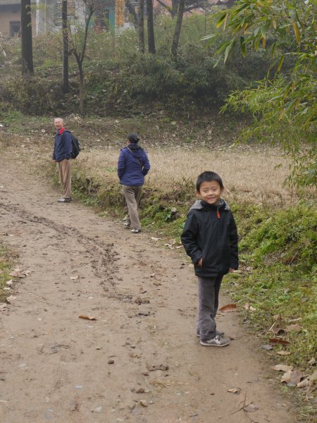 还是竹峪
上次来竹峪，觉得风景不错，于是说好了周末做完作业可以出来爬山。做完作业了，天公不作美，下起了小雨，为了遵守承诺，踩着泥泞的山路进山。
