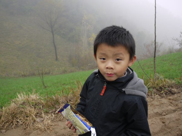 一片小麦
翻过了山，有一点略微平一点的地，种了冬小麦。这时雨渐渐大了，往前没走多远就返回了。
