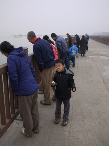 放生
回杨凌路过渭河，渭河开始蓄水了，水面很开阔，到水边的时候正赶上一群佛家弟子在放生。
