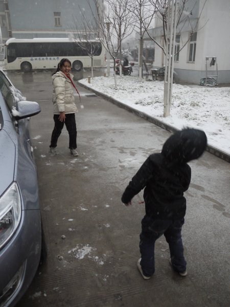 打雪仗
收集车上的积雪，开始打雪仗。
