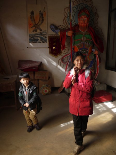 神像
进到善庆寺，开始一个殿一个殿参观。这几年寺庙看多了，映辰也不怕神像了。
