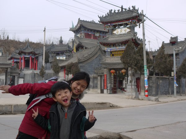 回望善庆寺
从善庆寺出来，看看东面坡下面有什么可玩的。回头再看善庆寺更加漂亮。
