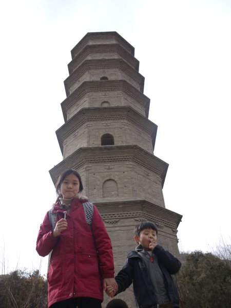 报本寺塔
报本寺是以唐高祖李渊故宅改建而来，寺内建浮屠，因寺得名“报本寺塔”。该塔建于建于宋仁宗宝元二年（1039年）。现在寺庙所有的房屋都荡然无存，唯独剩下了报本寺塔。
