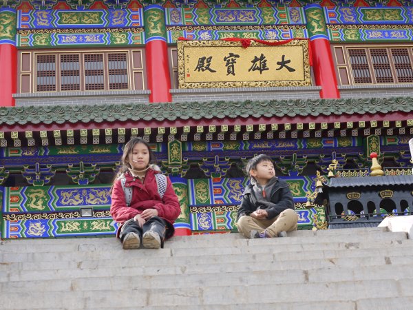 清凉寺
离开报本寺塔，往西能看到依山而建的新寺庙——清凉寺。拾级而上到了金碧辉煌的大雄宝殿。据碑上记载，原清凉寺在此若干年，经常因塌方而毁坏，所以四方信众捐资兴建了新的清凉寺。
