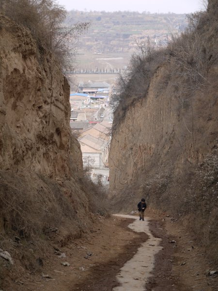 上山
出了清凉寺，有一条路一直向上通到塬上。语馨想上去看看，映辰累了就坐在寺门口等着。不料不一会儿映辰竟然跟上来了——他担心爸爸和姐姐偷吃包里的零食。
