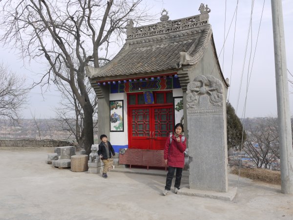 太白庙
塬上是一个小村子，村边有个小庙“太白庙”，旁边是清代的功德碑。
