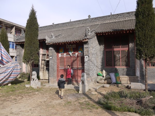 睡佛殿
刚才在清凉寺看到报本寺塔西边的一栋建筑，到近前一看是“睡佛殿”，里面有一尊睡佛。
