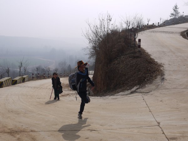 盘山道
镜照寺没开门，大家径直沿盘山道往河谷里走。
