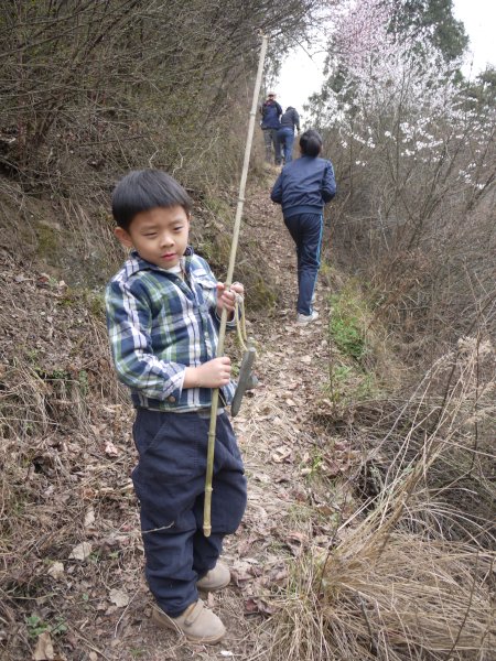 午饭后
还是在上次午餐的地方吃的午饭，观赏了山坡上的野花后，开始爬上，向安乐宫进发。
