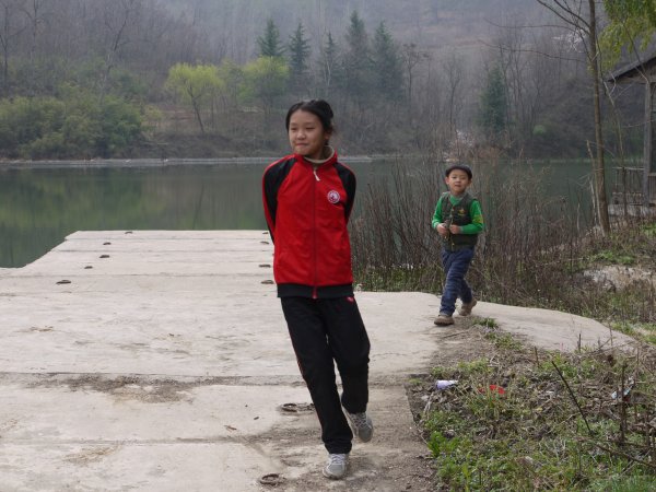 张龙水库
穿过竹林，到了张龙水库。后面的路第一次走，国内没有详细地图，所以是探险性质的。
