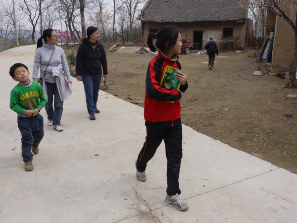 农家
谷歌地图上看这条路是小路，没想到是一条水泥路。不幸的是，大家错过了计划中的路口。
