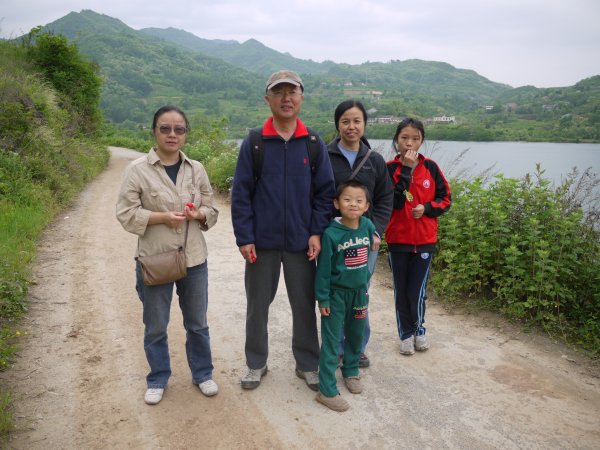 再游骆峪
五一小长假的最后一天，重游骆峪。今天的天气是多云，开车来的途中可以看见秦岭云雾缭绕。
