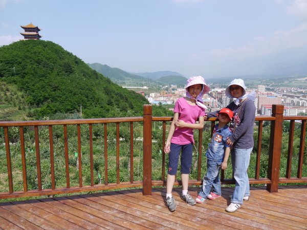 太白县城的什么山
在太白县城吃了中午饭，然后爬县城边的一座山。先开车到半山腰，停好车之后准备爬山。从这个平台上可以俯瞰县城。
