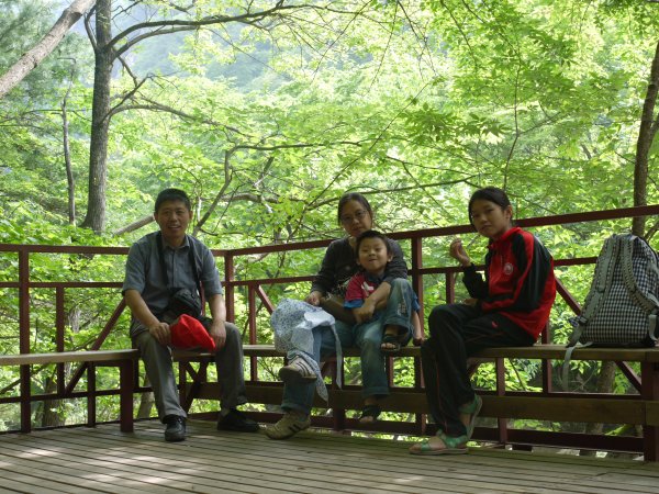 观景台
我们来得比较早，青峰峡里还没有什么游人，大家走走歇歇，好不惬意。
