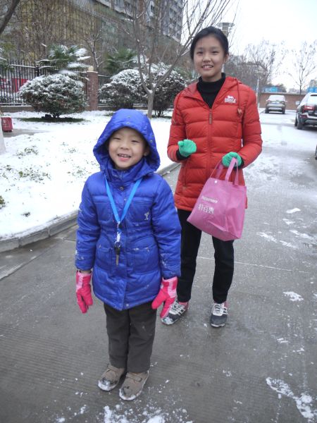 领成绩去
全国性的降温开始了，昨晚下了雪，早晨很冷。这个周一考期末试，今天要去学校领试卷和素质报告单。
