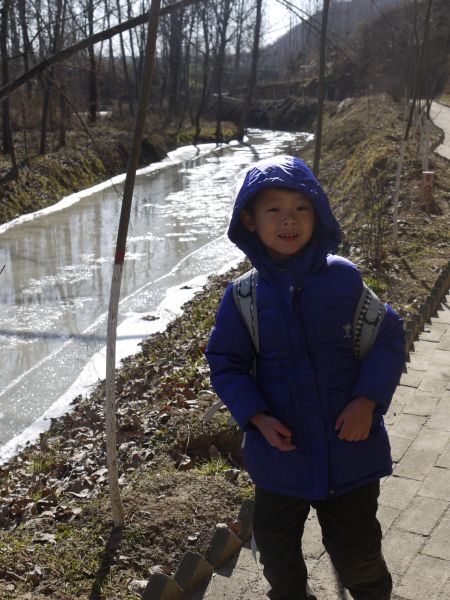 湋河冻了
天气确实很冷，湋河靠岸的地方冻了很厚的冰。
