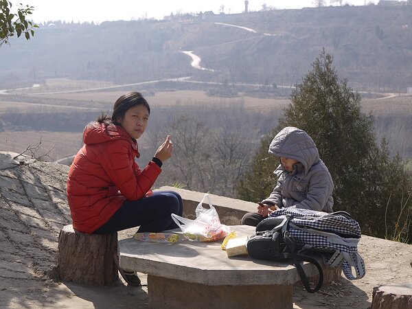 吃饭
坐在金仙观门外的石凳上吃饭，极目远眺可见对面的盘山道和镜照寺。这里竟然十分清静，一个游人也没有。
