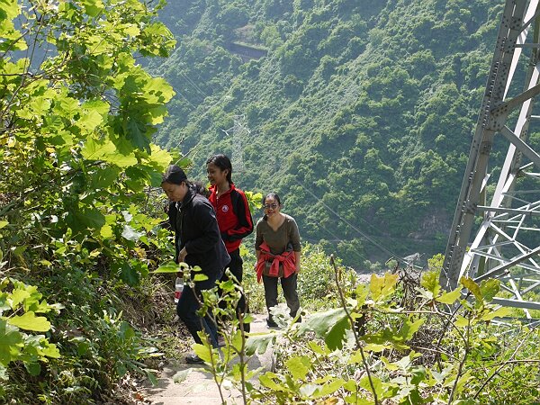 继续爬山
沿着小路往上进发，山谷之中是川陕公路，对面山上隐约可见盘旋的铁路，这就是著名的宝成铁路观音山展线，火车为了能爬上秦岭，铁路在此反复迂回盘旋，在6公里的直线距离内盘绕了27公里。
