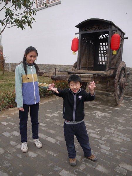 姜嫄水乡
看完油菜花，到武功镇边上新建的姜嫄水乡。这里似乎要建一条沿河的仿古商业街，街口放着一辆老式马车。
