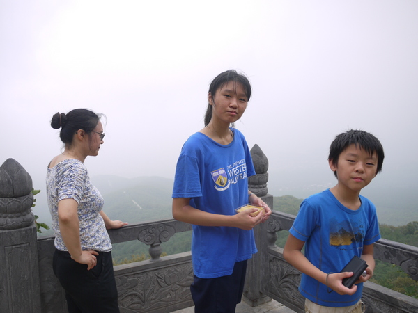 嵩山的雾
山里雾很大，偶尔还会飘点小雨。后来才想明白，其实我们是走在云里。
