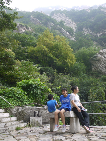 下山
从峻极峰下山，选择了法王寺方向。这条路线比较短，但是代价是比较陡。下山不比上山轻松，需要经常休息。
