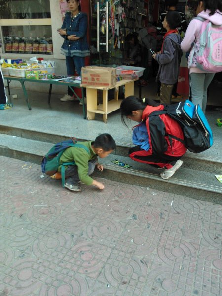 捡卡片
学校附近的商店卖一种卡通图片，很多孩子买，然后不知为什么又扔掉其中的大部分，映辰觉得好玩，收集了很多。
