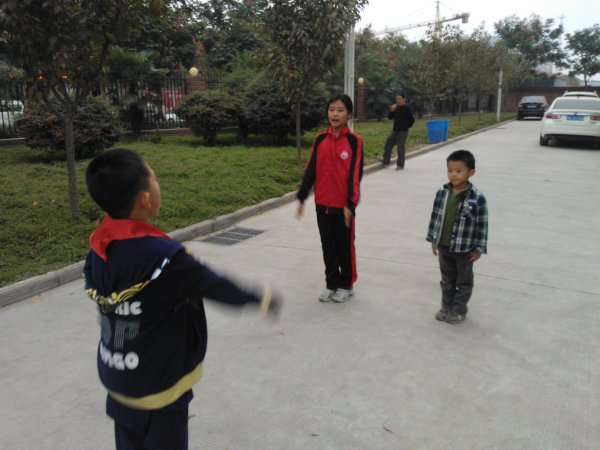 练习体操
学校要举行体操比赛，映辰还不会，放学的时候老师说你再不会的话就让你回幼儿园。回到小区后马上在院子里学体操。
