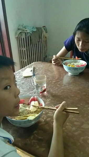 朝鲜冷面杀手
夏天吃一碗冷面，从里到外的爽快。平时映辰吃饭只吃一点点，今天挑了最大的碗。
