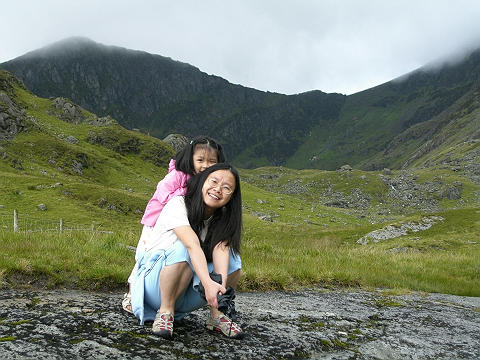 有点害怕
雨中爬山，远处乌云就在山头，山坳里是目的地――Llyn Cau，一个天然湖。黑暗的山谷荒无人烟，有一点恐怖的感觉。
