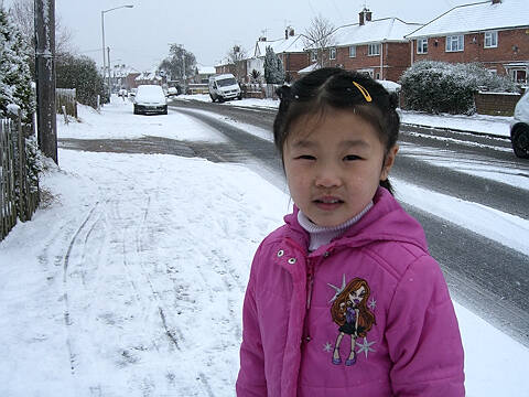 街道上的雪
看起来雪不大，但是路上全是冰，汽车走得歪歪斜斜地。
