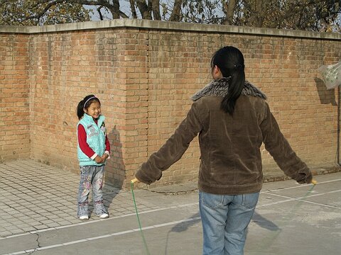 学跳绳
周末天气很好，和妈妈在楼前学跳绳（幼儿园留的家庭作业）。
