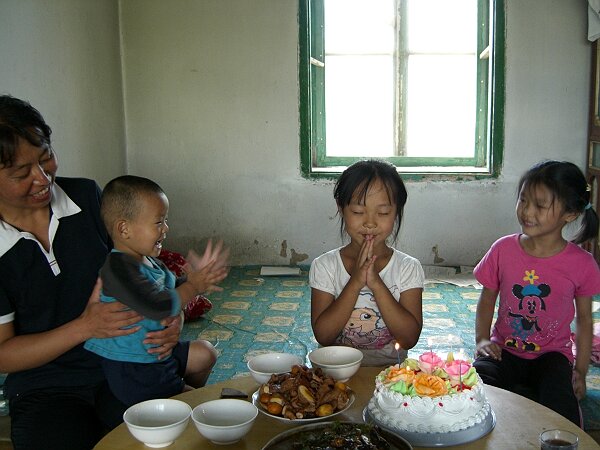 牧阳姐姐的生日
语馨刚唱完祝你生日快乐，等牧阳姐姐许完愿后吃蛋糕。
