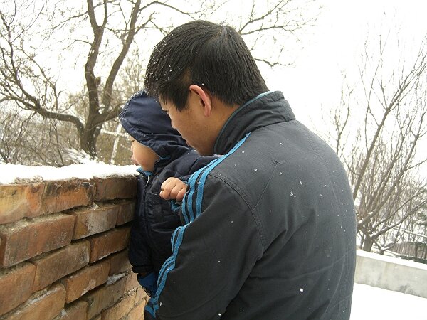 西门吹雪
墙上落了一层雪，用嘴吹起来后能被风刮到脸上，好玩。
