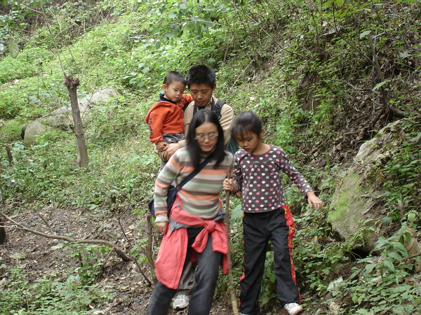 上山
午饭吃得很饱，怕爬山体力不支。这里的山很陡，加上比较潮湿，十分难走，最后决定中途返回了。
