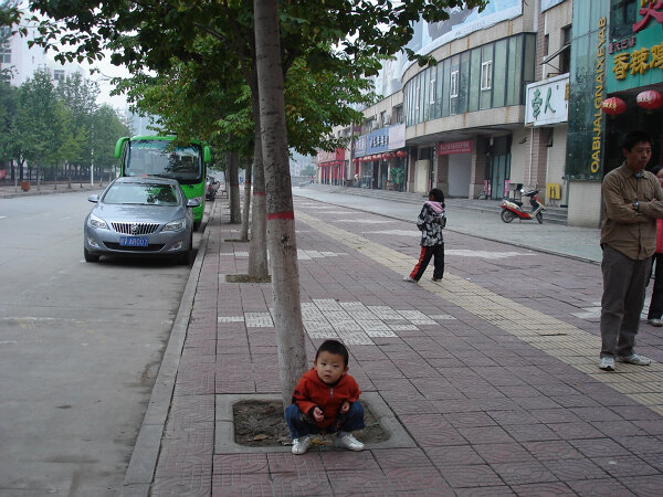 出恭
回杨凌的路上映辰频繁地要拉屎，都没有成功，等吃完饺子，突然要上厕所，万分火急，情急之下，就在马路边解决了。之后大家一起收拾残局。
