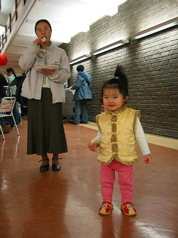 吃饺子
学联晚会前提供饺子，语馨和妈妈正在吃。
