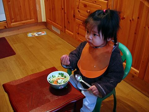 自己的餐桌
以前晚饭都是在大桌上吃，用手把盘子里的菜搅来搅去。实在不行了，只好专门开了一桌。
