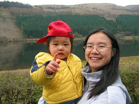 途中留影
早晨离开Talybond营地，路上青山碧水，留影纪念。
