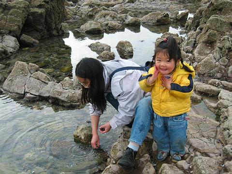 玩海水
Rhossili湾。妈妈在捡海货，语馨在边上用海水洗脸。
