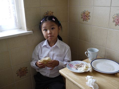 小学生的午饭
开学的头两天每天只上半天课，回家穿着校服吃午饭。（没换下校服是想在接弟弟的时候向幼儿园的老师显摆）
