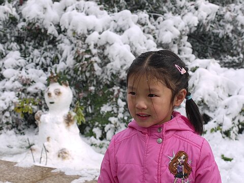 忽降大雪
前几天还阳光明媚的，忽然下起了大雪。校园里有学生堆得雪人，语馨和雪人合影。
