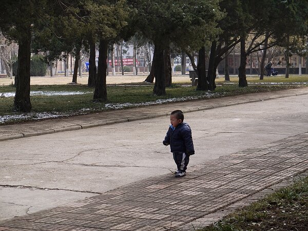 丢了
自己跑着玩，怎么叫也不回来，最后大家都走远了。等映辰回过神才发现周围一个认识人也没有，伤心地哭了。
