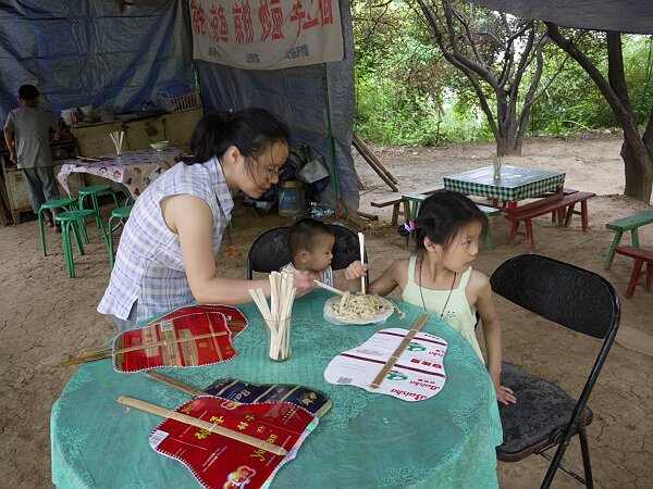 补充能量
以前上里有不少山民，现在大多搬到了山下，山上还剩几户，平常卖点小吃。这里虽然是景点，但价钱和山下一样。
