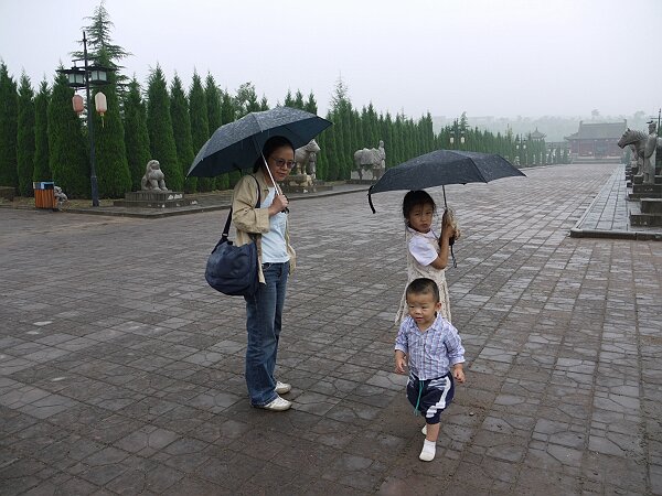 大唐秦王陵
宝鸡北面不远是大唐秦王陵，汽车做完首保后就过来玩了。从家里出来的时候，不知道为什么给映辰穿了一双非常小的鞋，后来说什么也穿不上了，只能穿袜子走路了。
