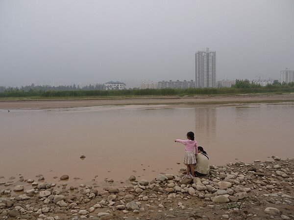 渭河
这是穿过宝鸡市区的渭河，十分浑浊，泾渭分明的现象估计是不存在了。虽然水土流失很严重，生态好像还是恢复了一些，因为河边经常能看见象鹤一样的大鸟。
