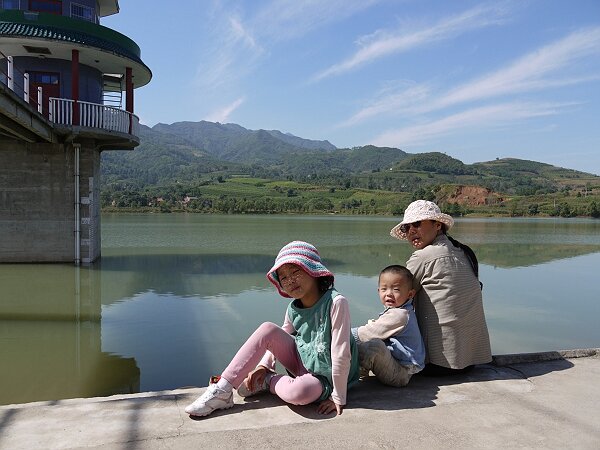 西骆峪水库
找到了一个叫西骆峪水库的地方，应该不是景区，因为没什么游人，这里的空气很好，山清水秀。
